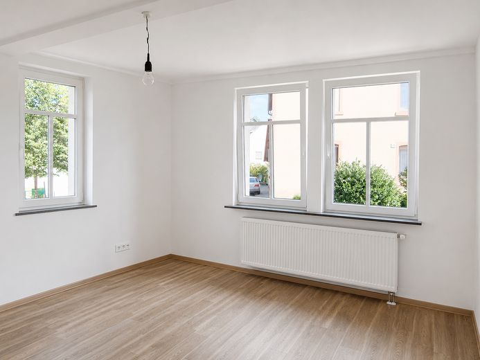 Wohnhaus mit großem Innenhof, Scheune und Nebengebäuden – Wohnzimmer