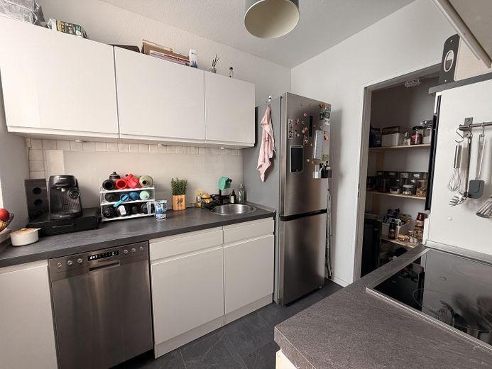 Appartement en duplex avec cheminée et terrasse sur le toit │ Votre nouvel appartement au-dessus des toits de Leverkusen – Küche inkl. Abstellraum
