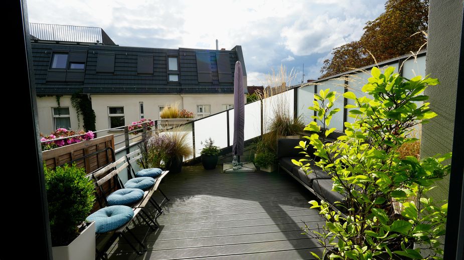 Möblierter 4-Raum nähe Ostkreuz mit großer Terrasse [Untervermietung] – Terrasse