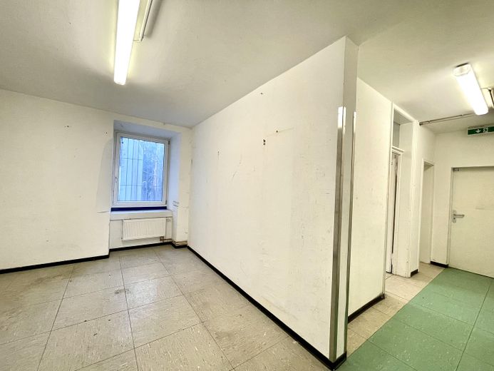 De particular: planta baja de 22m2 en una ubicación privilegiada junto al Isartor, de gran afluencia. Venta/ hostelería parcial – Foto 8