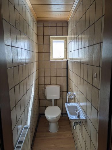 Schöne 4 Zimmer Wohnung mit Balkon und Garten – Toilette