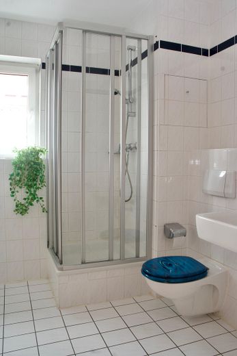 Apartamento de 1 habitación en planta baja con terraza - cocina equipada moderna y cabina de ducha – Foto 4