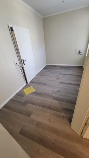 Top ground-floor 5-room KfW apartment with kitchen and balcony in a prime location in Wiesbaden Mitte – Eingansbereich