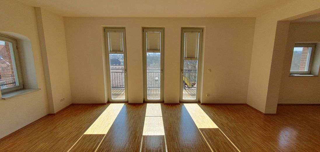 Großzügige 3-Zimmer-Wohnung in historischer Kreuz-Bräu – Südbalkon, Aufzug & TG – Wohnzimmer 