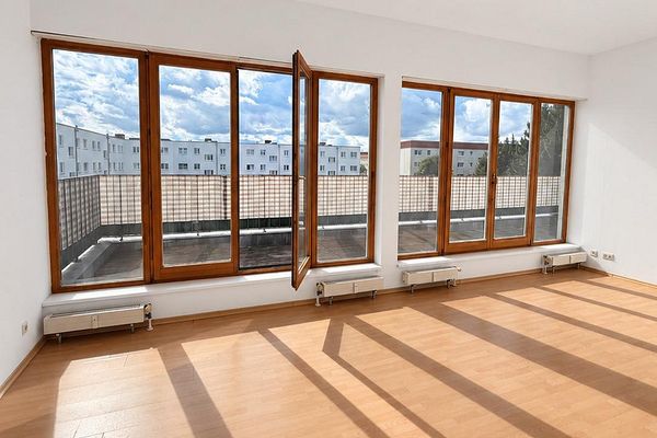 पूरी चौड़ाई में लगभग 28 m² की छत वाली अटारी-मंज़िल, 3 कमरे, रेलवे स्टेशन कुछ मिनट की दूरी पर