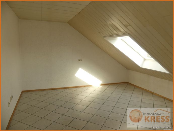 Moderne und gepflegte 4-Zimmer Wohnung in ruhiger Lage, Flieden-Oberstork m. Balkon im Dachgeschoss – Bild 3