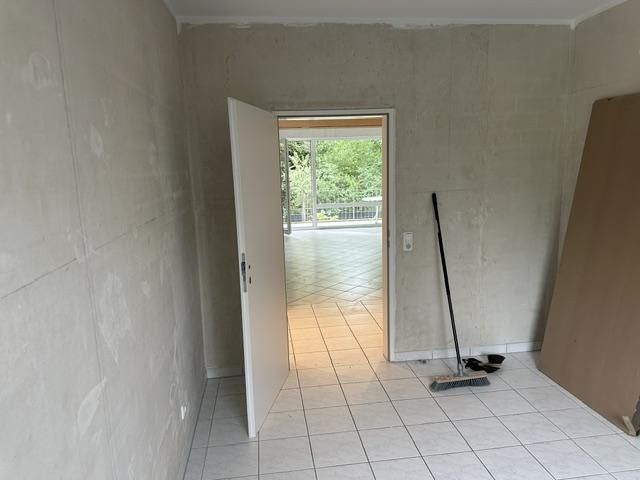 Modernized 3-room ground-floor apartment with garden, terrace and two parking spaces – Kinderzimmer zum Flur