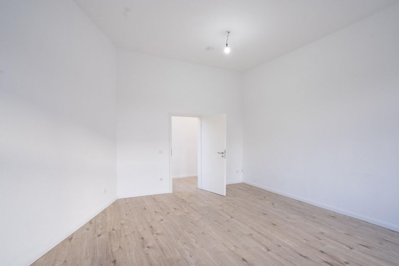 Provisionsfrei: Renoviert & bezugsfrei – 2,5-Zimmer-Wohnung zum Einziehen oder Vermieten! – Wohnzimmer - 3