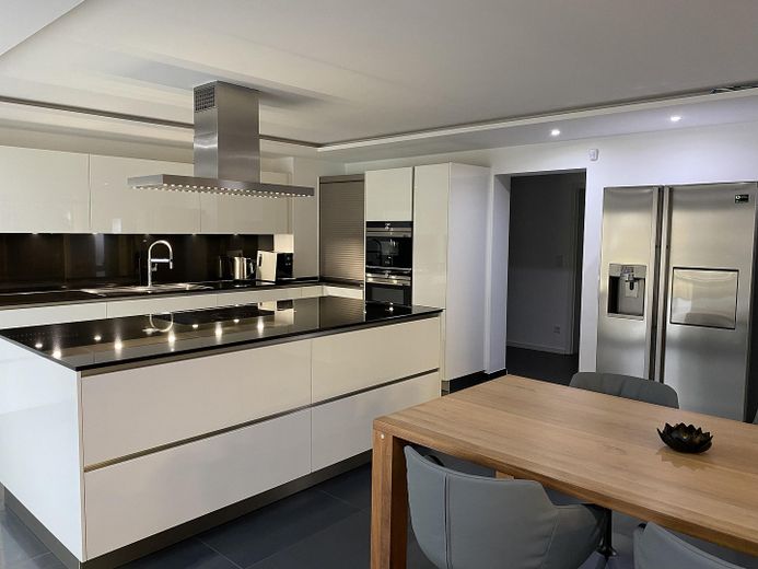 Esclusivo appartamento di 6 locali, 304 mq/KB/Garage/Terrazza/Giardino – Esszimmer/Küche