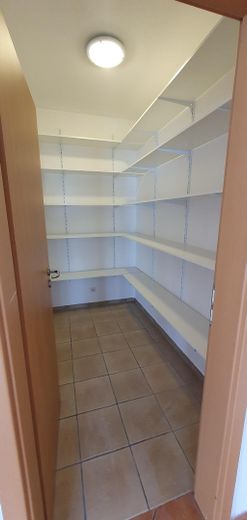 Helle, moderne Doppelhaushälfte in ruhiger Ecklage – sofort bezugsfertig! – Speisekammer mit neuen Regalen
