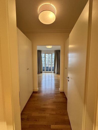 Klostergärten Münster | Concierge | Spa | Fitness | 123 m² | 3 Balkone | TG | Luxuswohnung – Ankleide und Masterbedroom