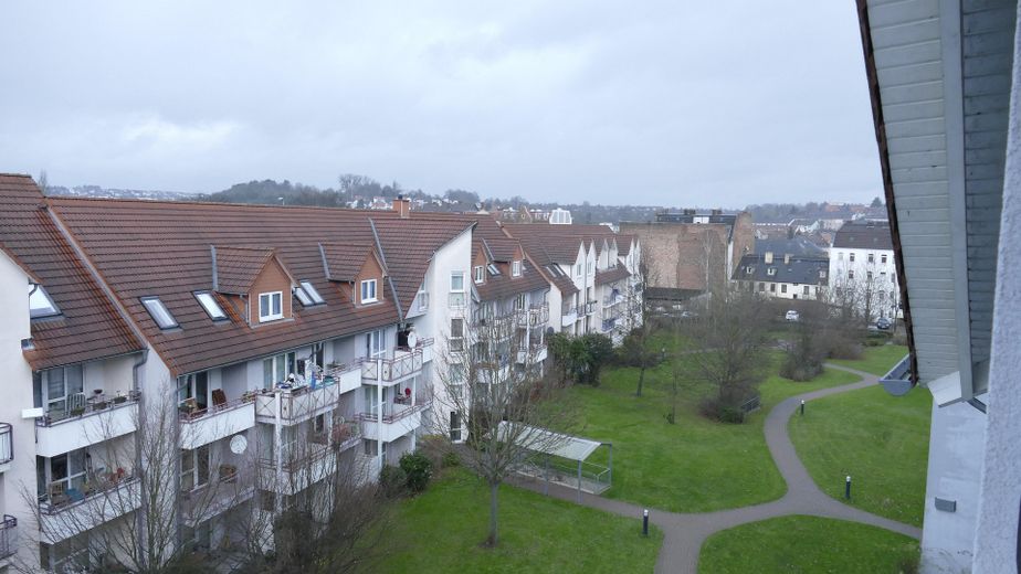 BEZUGSFREI ab 01.11.26: 4-Zi.-Maisonette (109m²) mit TG-Stellplatz & Balkon in Uni-Nähe! – Blick in den Innenhof