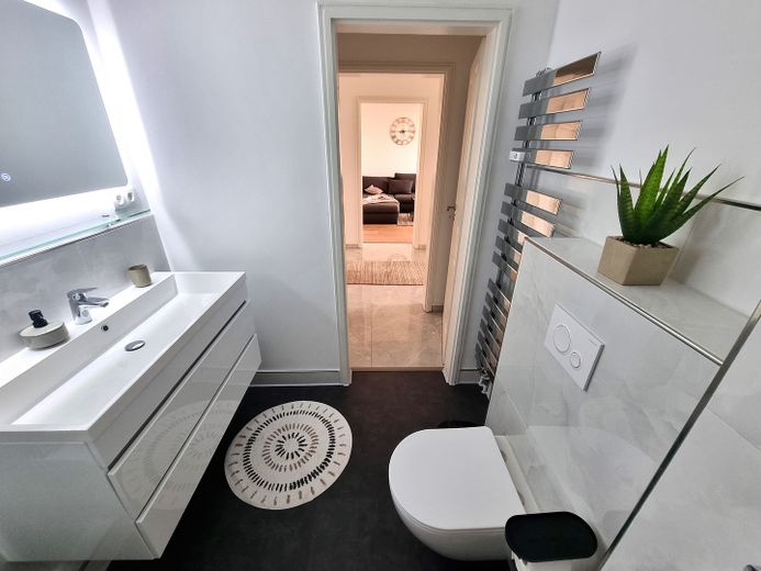 Möblierte, schön geschnittene 2-Zimmer-Wohnung mit Loggia, EBK & TG-Stellplatz am Appelhofweiher – Vollbad mit Regendusche