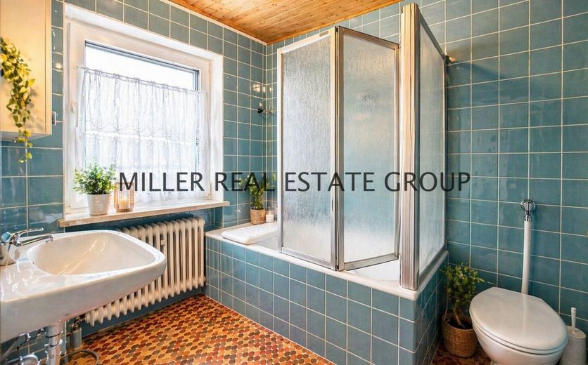 Seltene Gelegenheit in Ingolstadt-Unterhaunstadt: Großzügiger Bungalow mit Vollkeller, Doppelgarage, Garten &amp; Ausbaupotenzial! – Badezimmer