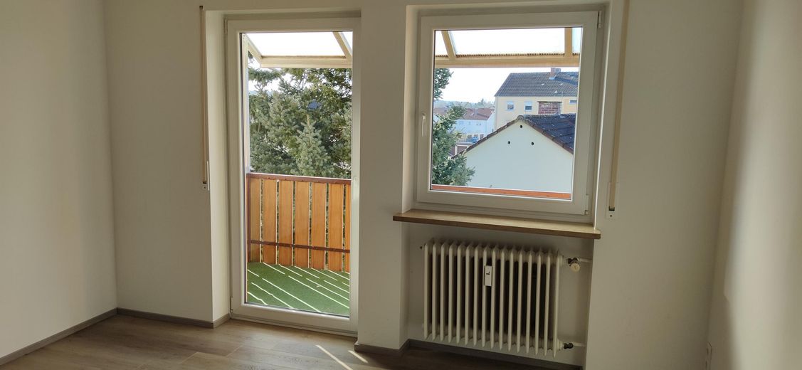 Schöne 2,5-Zimmer Wohnung im 3. OG mit Einbauküche, Balkon und Garage – Balkon