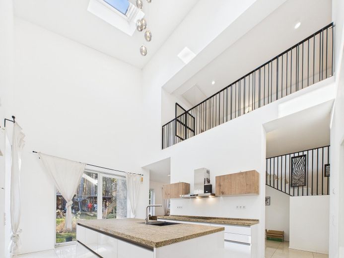 Charmante und energieeffiziente Architektenvilla mit hochwertiger Ausstattung – Küche und Empore