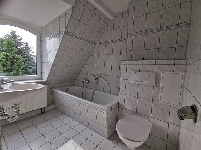 Schöne 2 Raum Dachgeschosswohnung – Bad