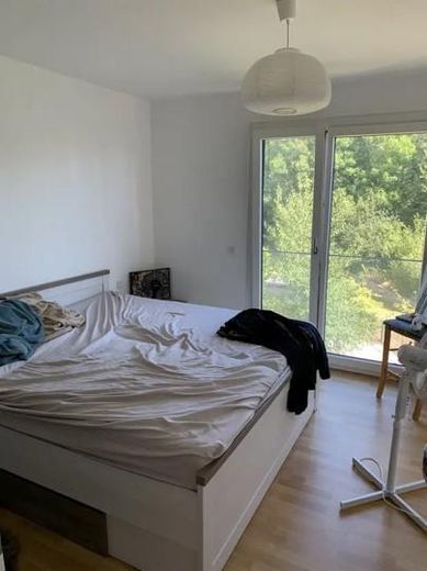 Lujo junto al lago Probstsee: 3,5 hab., cocina equipada, vestidor, garaje subterráneo | 7 min de Patch Barracks – Master Bedroom 