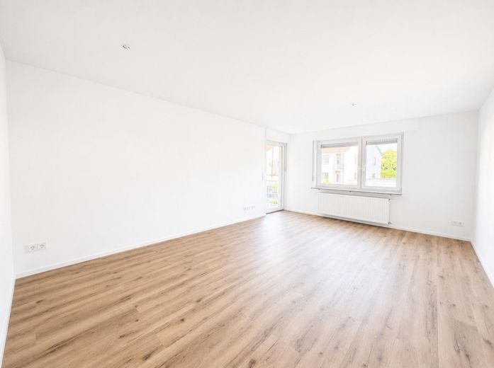 Bezugsfertige 3-Zimmer-Eigentumswohnung mit zwei Balkonen, Garage und umfangreicher Modernisierung – Wohnzimmer