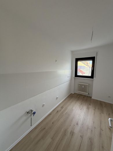 Première occupation après rénovation complète – appartement exclusif de 3 pièces avec loggia orientée plein sud – Großzügiger Küchenbereich