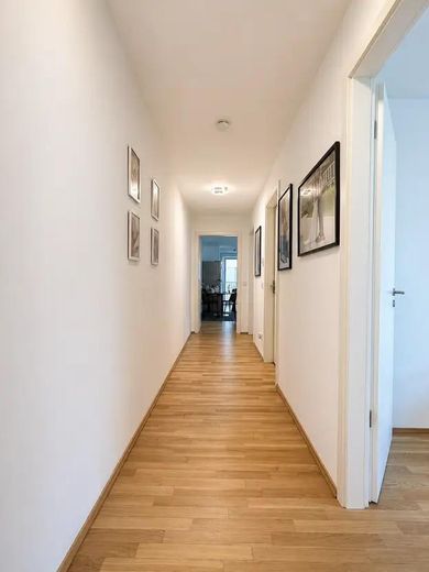 Neuwertige 3-Zimmer-Wohnung mit Balkon, zwei Bädern & TG-Stellplatz – Flur