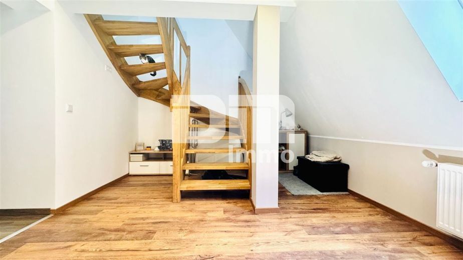 Wohn Gewerbe Ensemble mit 6 neuwertigen Apartments + Restaurant in Traumlage – OG2 Maisonette 6 Treppenaufgang