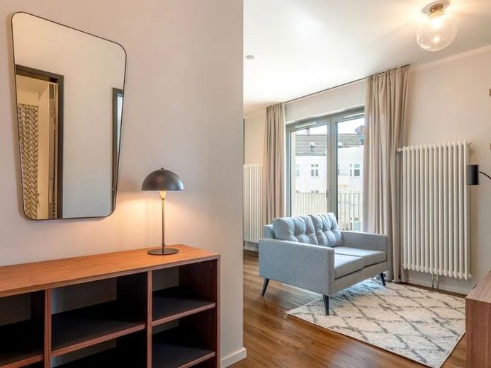 Gemütliche unbefristete 2-Zimmer-Wohnung mit offenem Wohnbereich und Balkon im RIX Neukölln – Foto 1