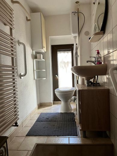 Dom jednorodzinny z przestronną częścią mieszkalną, tarasem i dwoma miejscami parkingowymi – Gäste WC