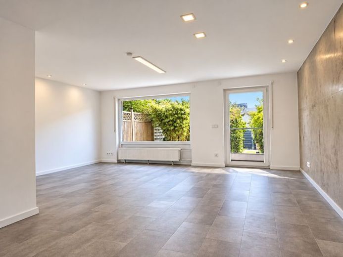 Casa familiare modernizzata con giardino e luminoso studio mansardato in posizione tranquilla!
Libera subito! – Foto 1