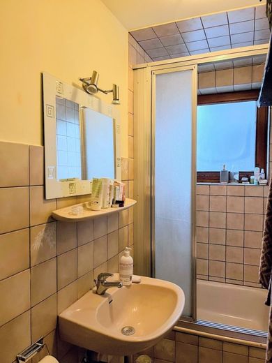 Charmante vermietete Souterrain-Wohnung mit 3 Zimmern, Einbauküche und separatem Eingang in ruhiger Lage – Badezimmer