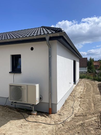 Rechts am Haus vorbei 