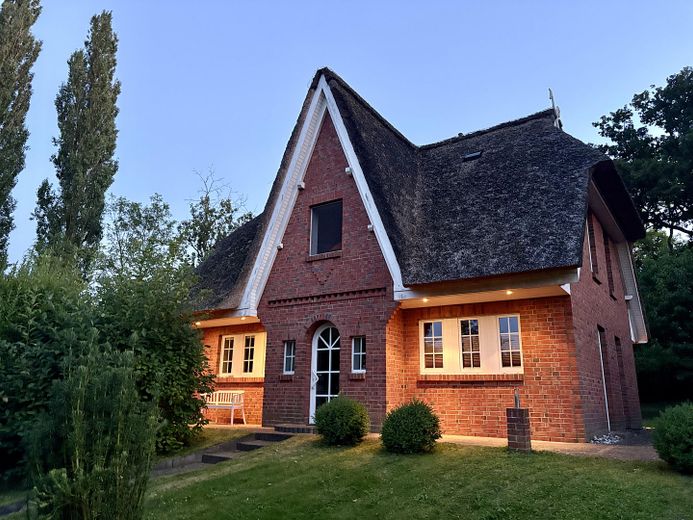 provisionsfrei: Reetdachhaus auf Traumgrundstück mit Meernähe & Ferienhaus-Potenzial – Südrügen – Ansicht Haus