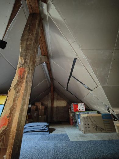 Landhuis met bijgebouwen op een perceel van meer dan 6.000 m² in een droomachtige, afgelegen ligging  - provisievrij – Spitzboden