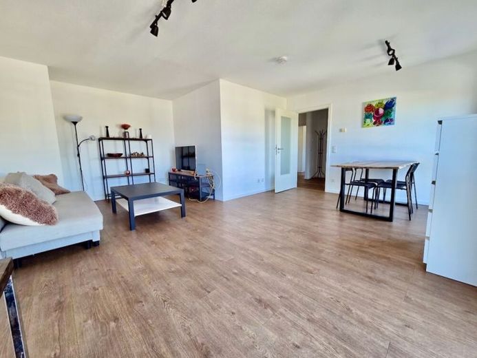 Frisch saniert und möbliert! 2 - Zimmer Wohnung mit Balkon und Einbauküche – Foto 1