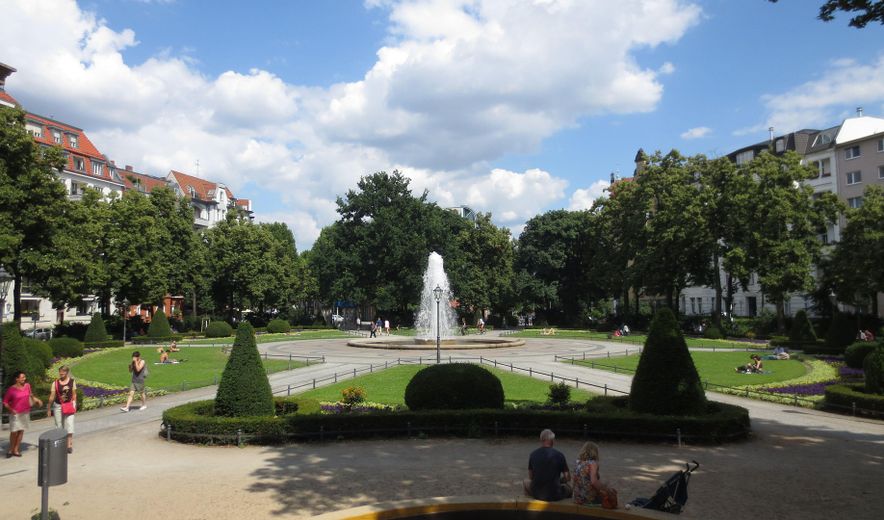 Liegt am Viktoria Luise Platz