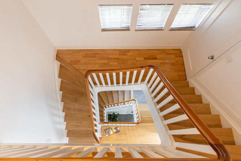 Hochwertiges Einfamilienhaus, 228 Wohnfl., 3 Etg., 5 Schlz., Terrasse, 2 Balkone, 3 Bäder & Sauna – फोटो 2
