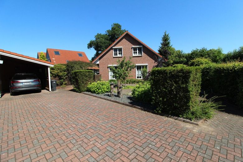 Exquisites Einfamilienhaus mit idyllischer  Gartenanlage + Teich, Saunahaus, Carport &amp; neue Heizung – Ansicht von der Strasse