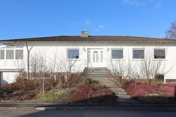 Warburg-OT:Bungalow con veranda invernale + appartamento indipendente in vendita!