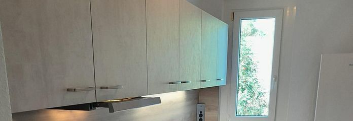 TOP sanierte, sonnige 3-Zimmer-Wohnung mit großem Balkon und Einbauküche in ruhiger Neubauanlage – Referenzfoto Küche