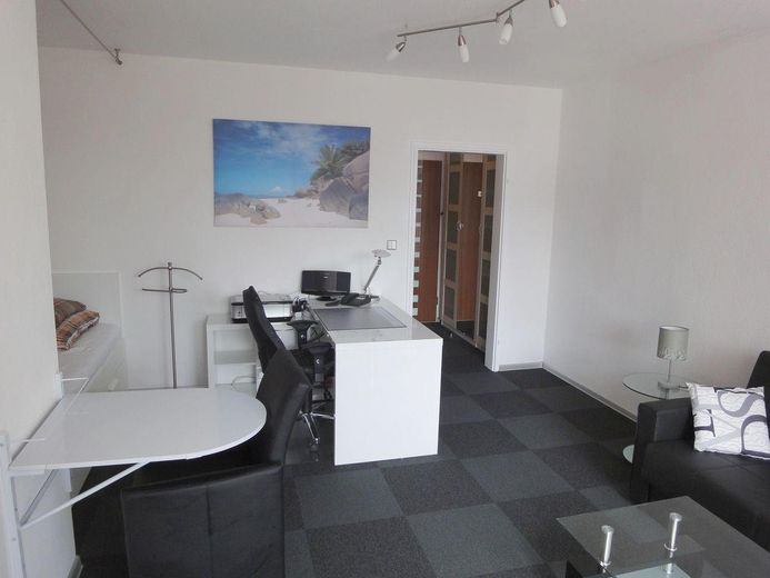 Freies möbliertes Apartment, Schwimmhalle, Sauna, S-Bahn München, von privat – Innenansicht mit Schreibtisch
