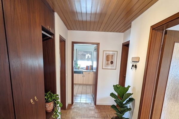 WG geeignete 4 Zimmer-DG-Whg mit Holzfußboden, Balkon, Wohnküche