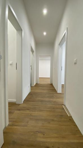 3-Zimmer Wohnung in Traumlage mit Küche und Terrasse – Flur