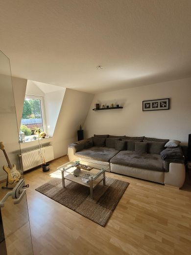 2-Zimmer-Wohnung mit neuen Fenstern und Carport– modernisiert & praktisch – Wohnzimmer