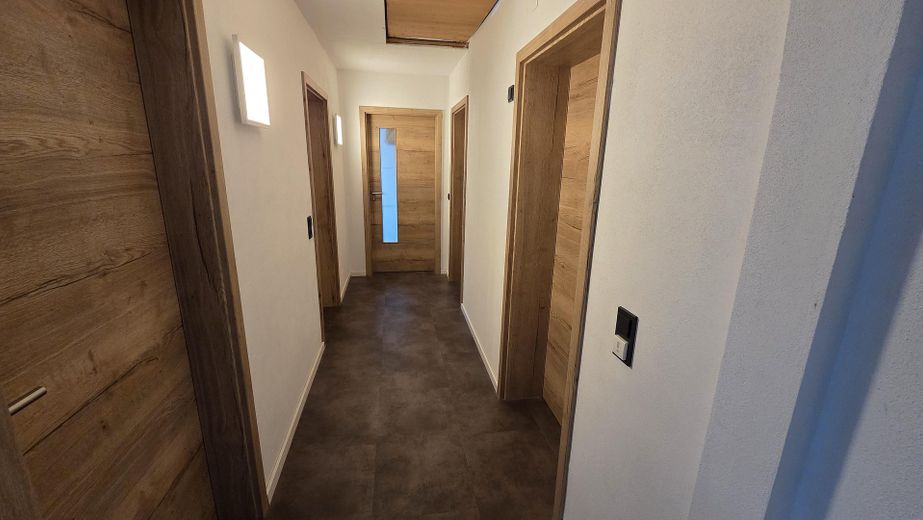 Ampio bungalow con giardino, finiture di pregio e area aggiuntiva opzionale – Flur