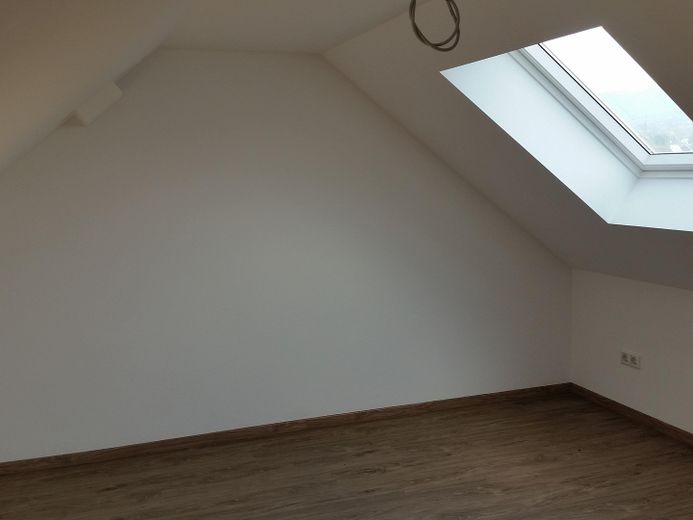 Traumhafte Dachgeschosswohung mit Blick zum Herkules – Spitzboden mit großen Fenstern