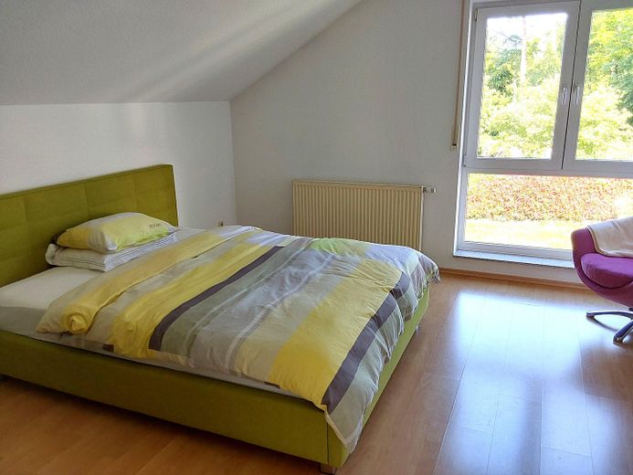 Ruhig wohnen & gut angebunden – Doppelhaushälfte mit Sonnenterrasse in Wehrheim/Obernhain – Helles Schlafzimmer