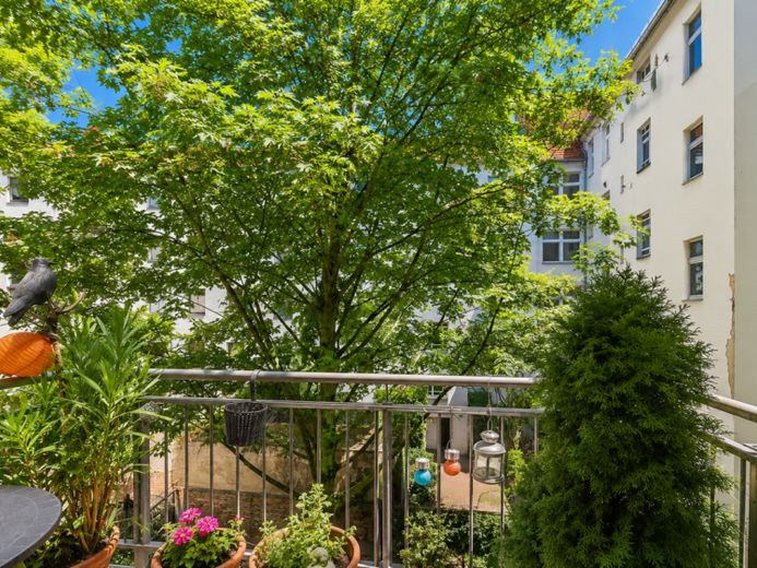 Ruhig gelegen, Balkon, zentrale Lage - Altbauwohnung mit bis zu 3,0 m hohen Decken... – Foto 1