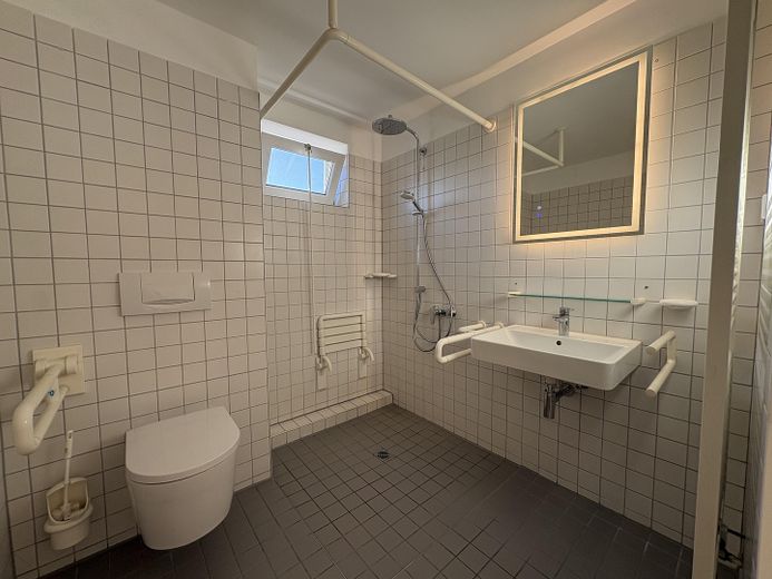 Barrierefreie Dachgeschosswohnung mit großer Sonnenterrasse (provisionsfrei!) – Bad 