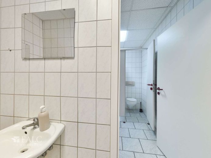 Gasthaus Düppel - Vielseitige Immobilie mit Appartments, Wohnungen und Panoramablick – Gäste-WC im Gaststättenbereich