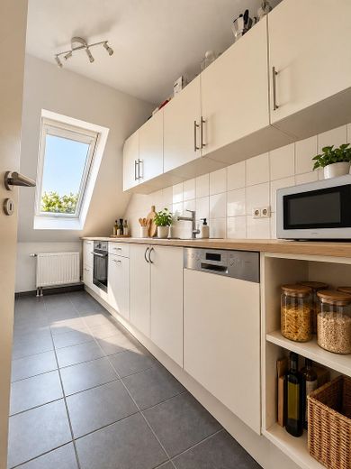 Bellissimo appartamento mansardato di 3 locali con balcone esposto a sud nella Südstadt – Cercasi subentrante dal 01.12. – Küche 
